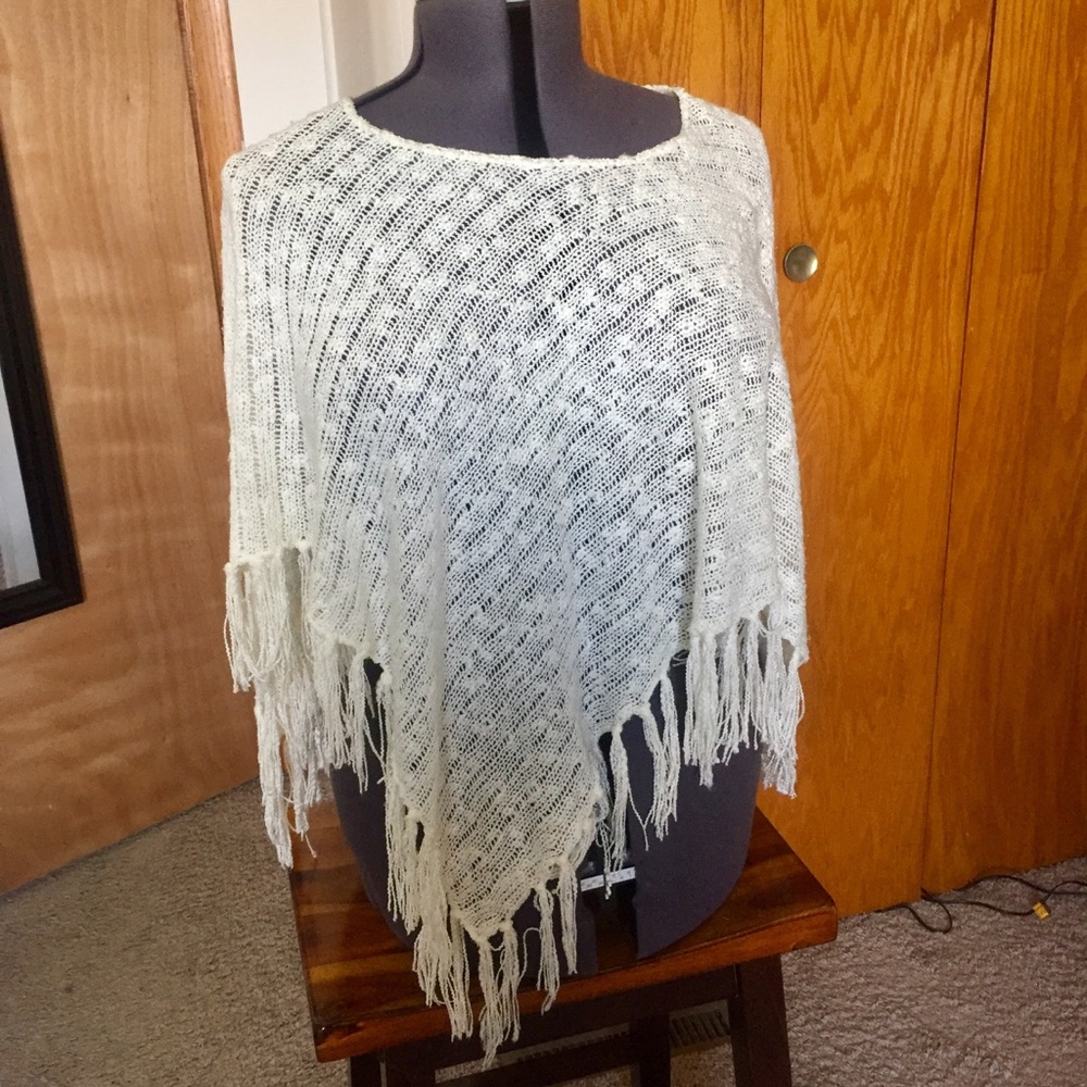NEW YORK & COMPANY Cream Knit Poncho One Size